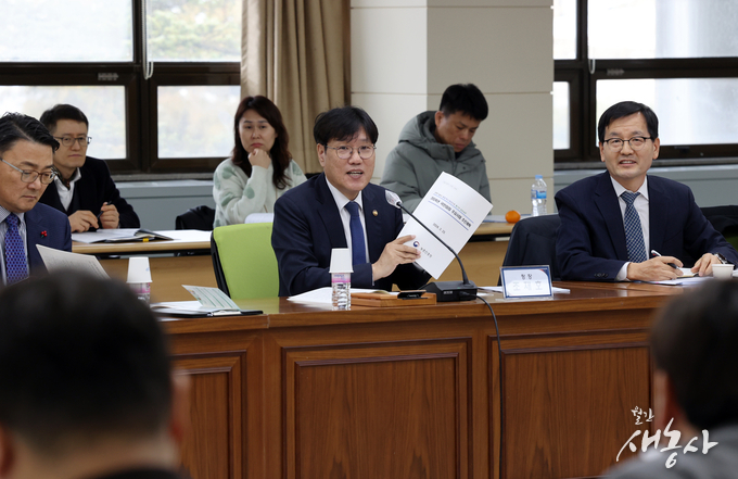2월 22일, 농업 전문지 기자단 간담회에 참석한 조재호 청장(앞줄 가운데)