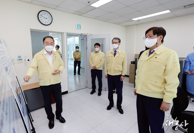 5월 17일 경기도 수원시 ‘과수화상병 현장 진단실’을 찾아 과수화상병 대응 상황 점검